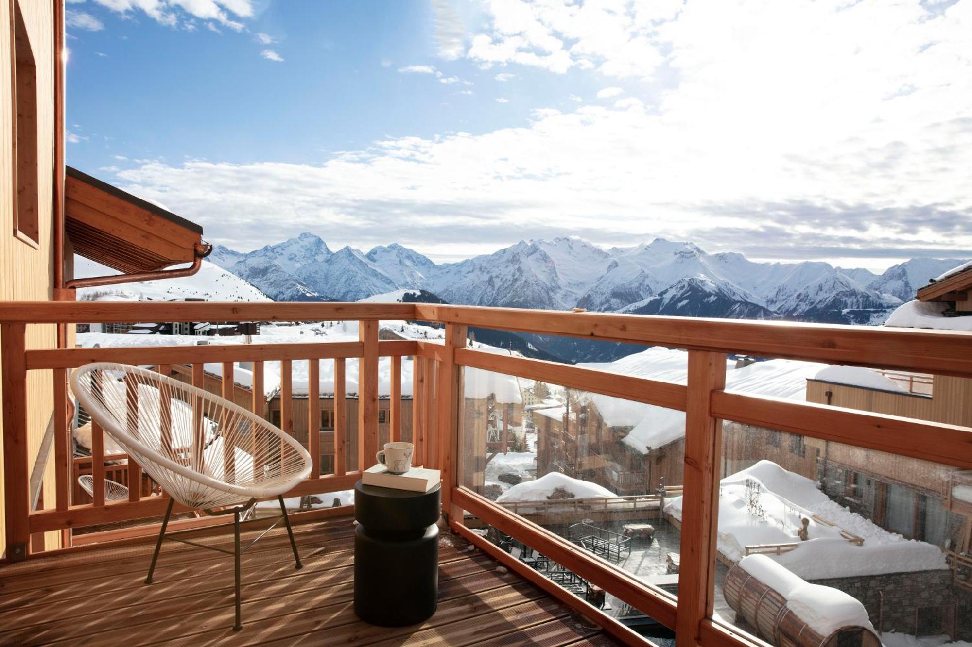 Grandes Rousses Hotel & Spa ラルプ・デュエ エクステリア 写真 A balcony in Les Saisies, France