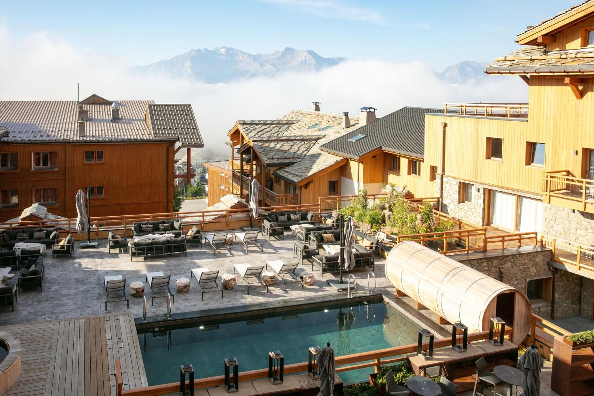 Grandes Rousses Hotel & Spa ラルプ・デュエ エクステリア 写真 The swimming pool at the Hotel de la Cour des Légendes