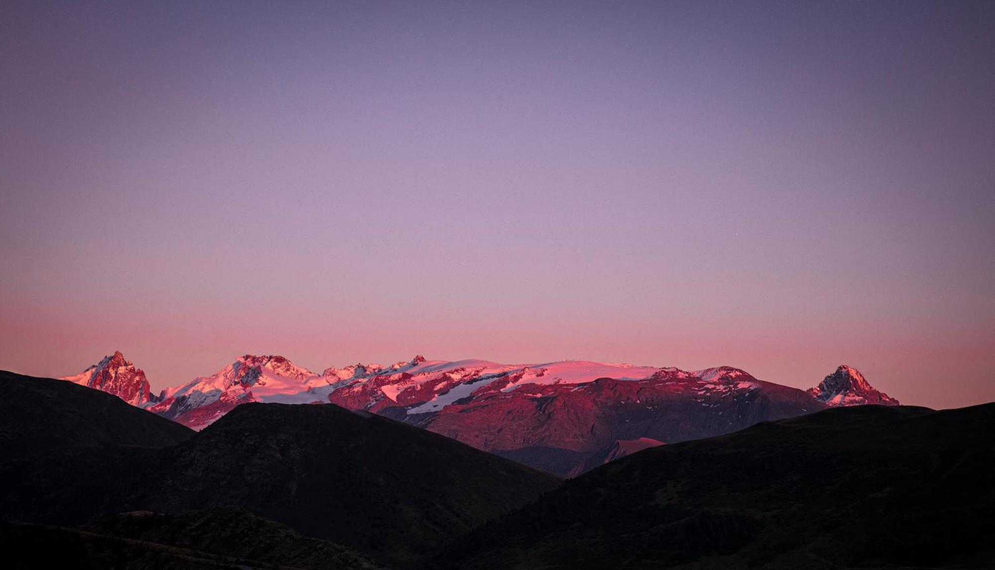 Grandes Rousses Hotel & Spa ラルプ・デュエ エクステリア 写真 Sunset over the Seven Sisters