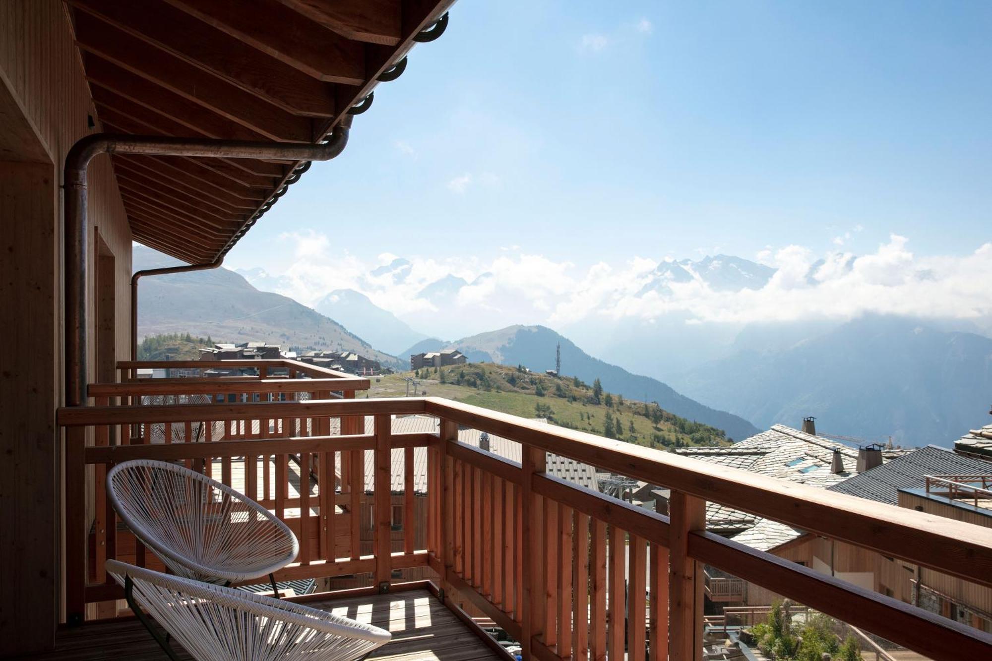 Grandes Rousses Hotel & Spa ラルプ・デュエ エクステリア 写真 A balcony in Les Saisies