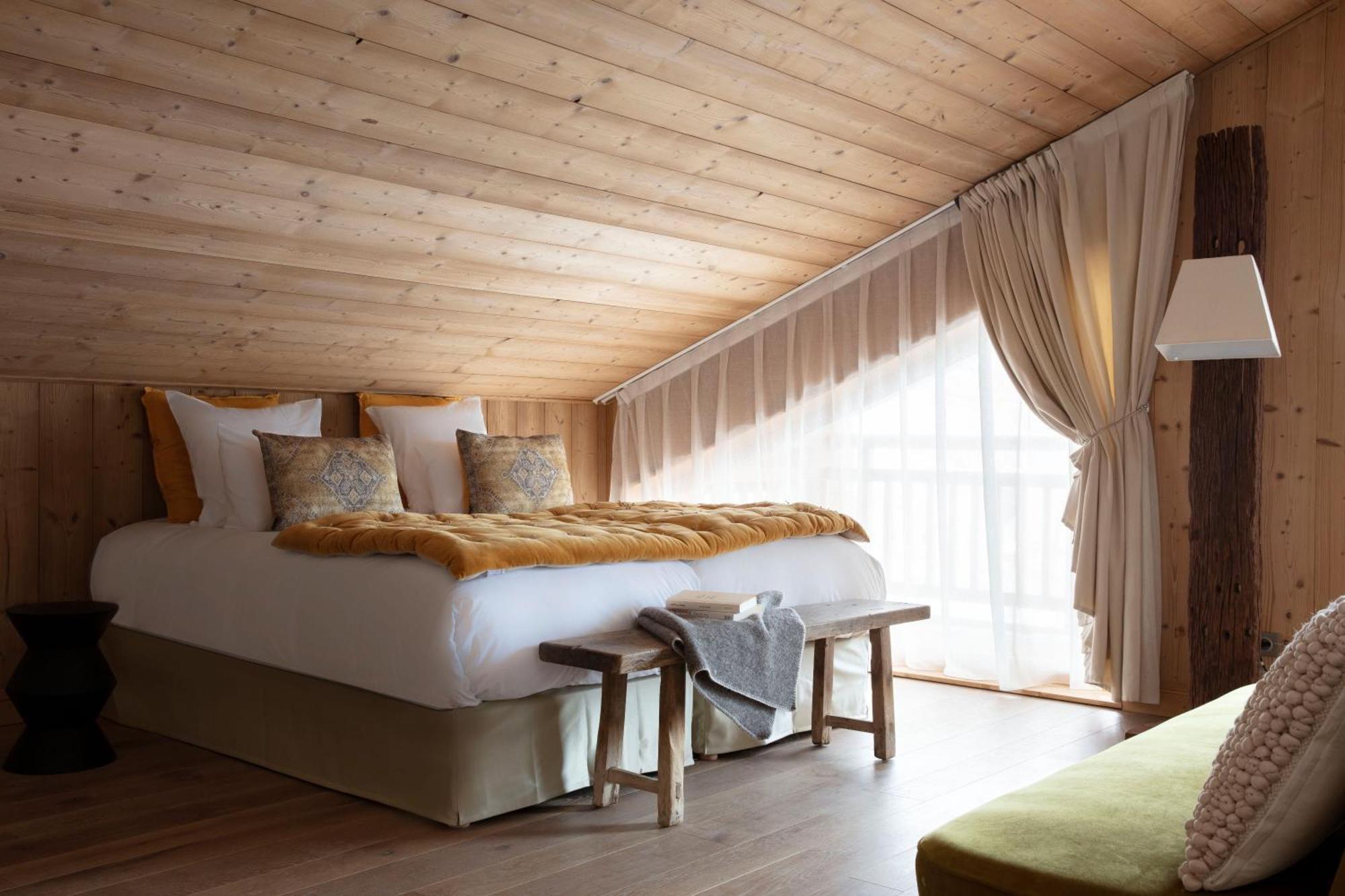 Grandes Rousses Hotel & Spa ラルプ・デュエ エクステリア 写真 A bedroom at the Hotel de Crillon