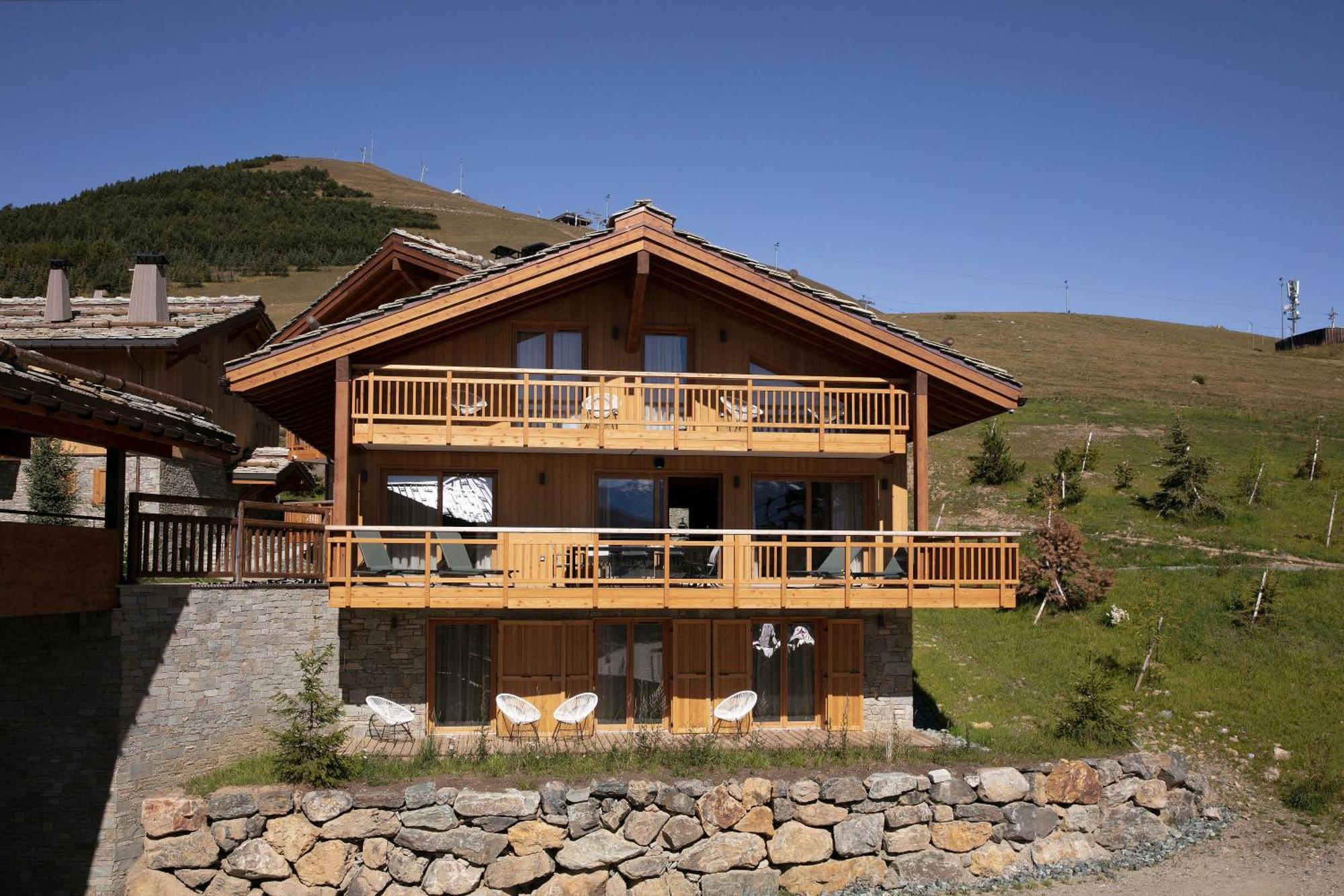Grandes Rousses Hotel & Spa ラルプ・デュエ エクステリア 写真 A chalet in Les Saisies