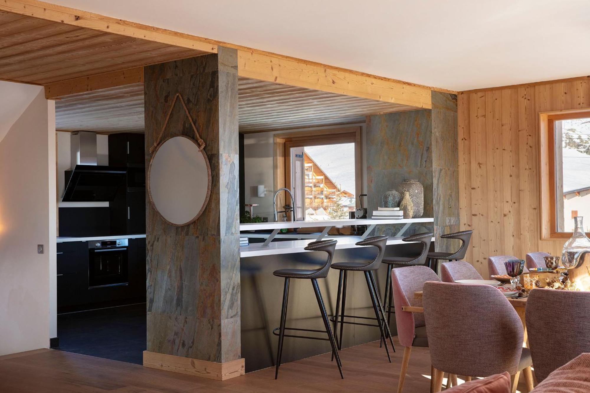 Grandes Rousses Hotel & Spa ラルプ・デュエ エクステリア 写真 A kitchen in a chalet