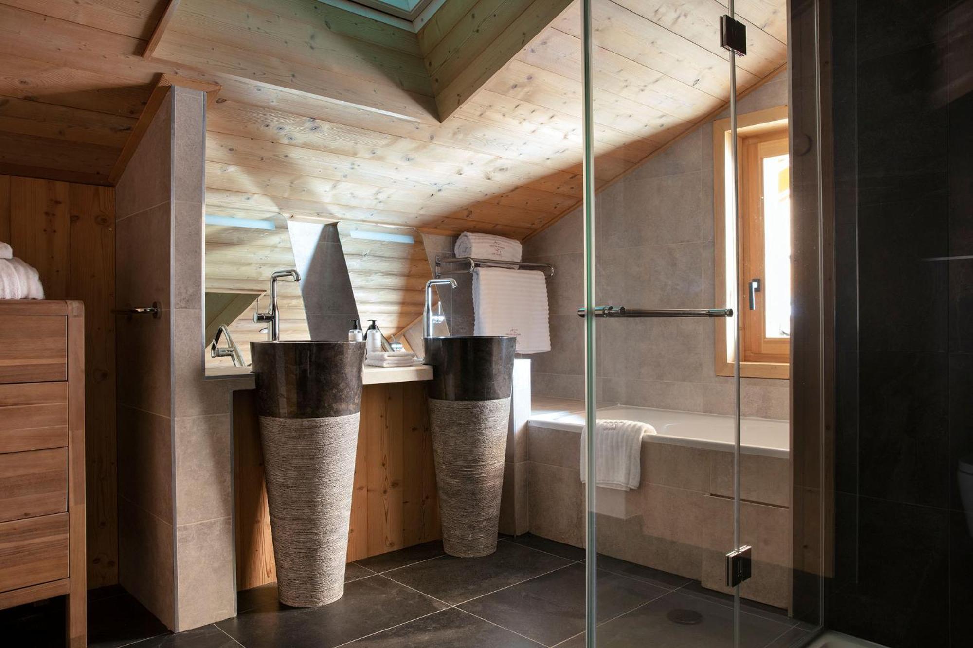 Grandes Rousses Hotel & Spa ラルプ・デュエ エクステリア 写真 Bathroom in a chalet