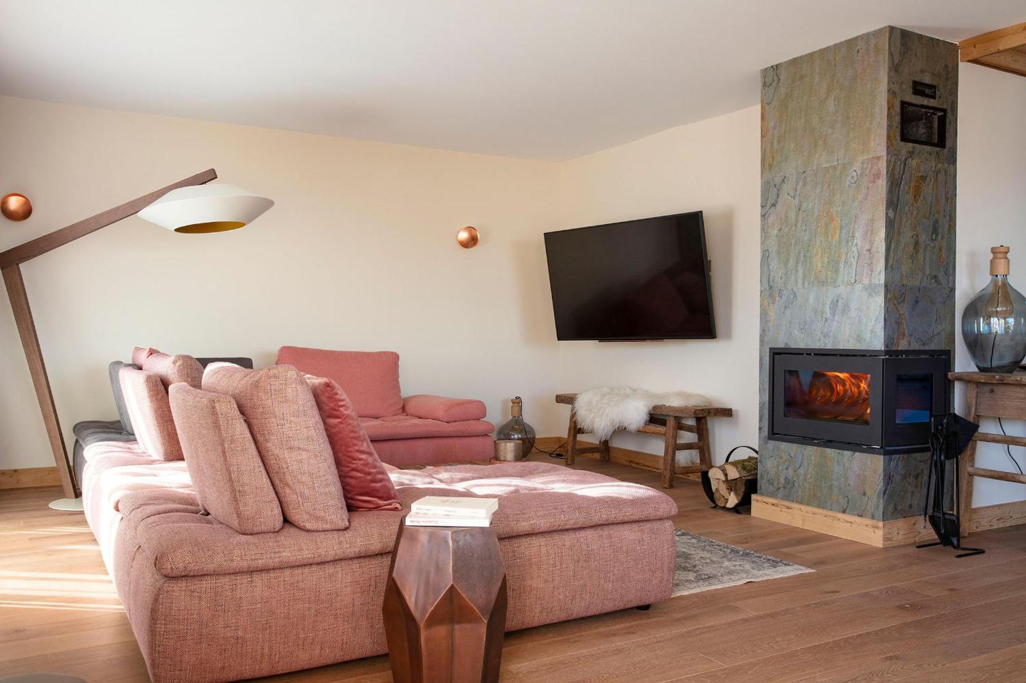 Grandes Rousses Hotel & Spa ラルプ・デュエ エクステリア 写真 A living room with a fireplace