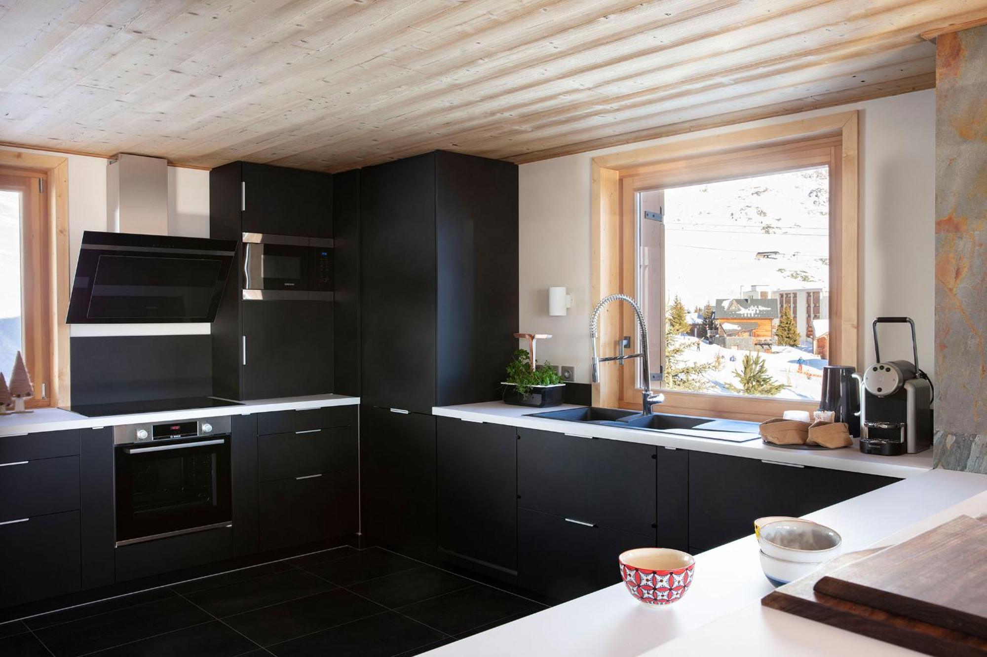 Grandes Rousses Hotel & Spa ラルプ・デュエ エクステリア 写真 A modern kitchen