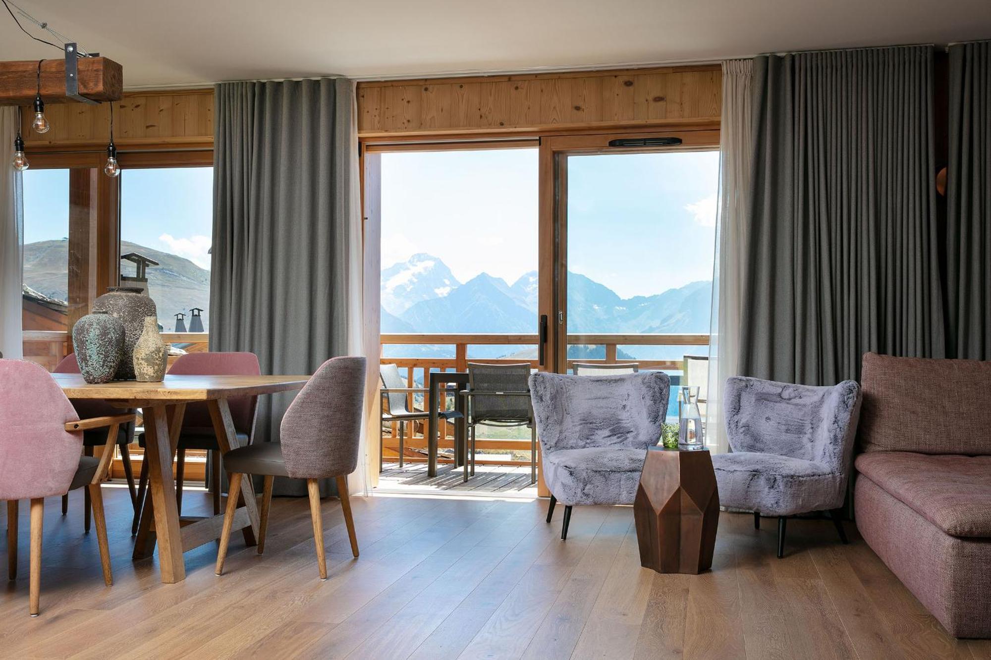 Grandes Rousses Hotel & Spa ラルプ・デュエ エクステリア 写真 A living room in a chalet