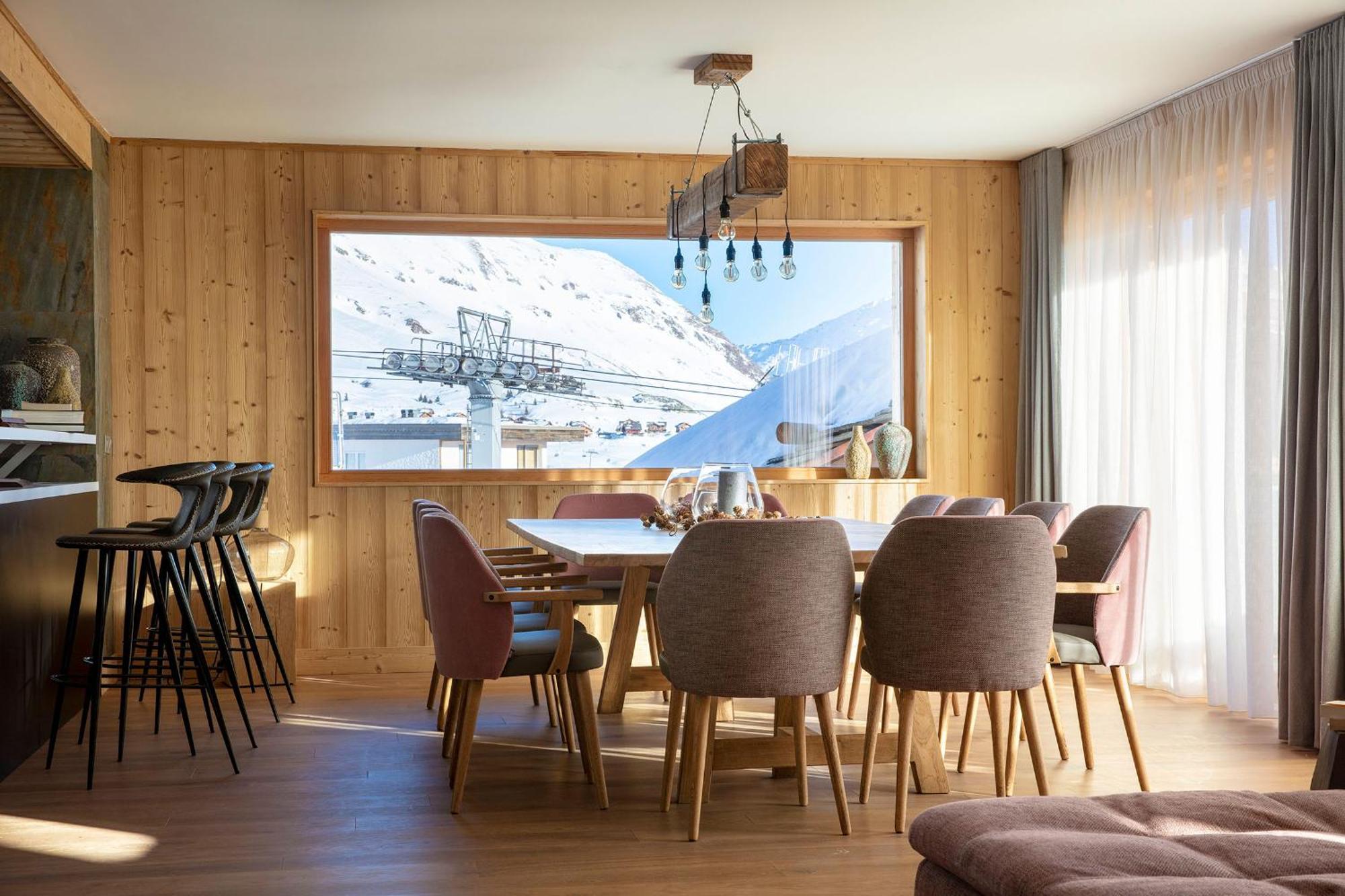 Grandes Rousses Hotel & Spa ラルプ・デュエ エクステリア 写真 A dining room in a chalet