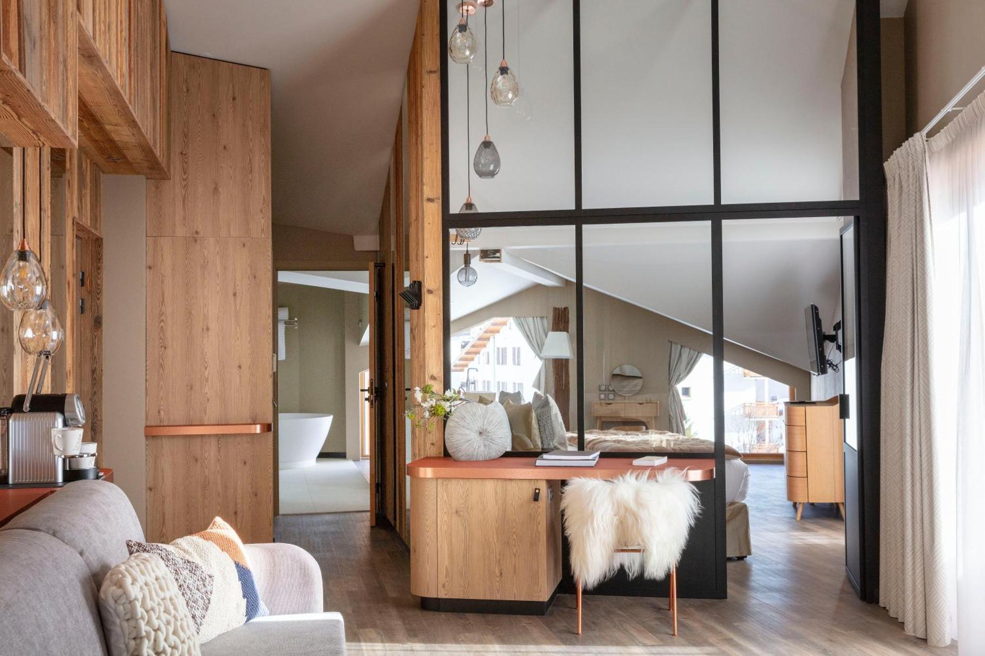 Grandes Rousses Hotel & Spa ラルプ・デュエ エクステリア 写真 The interior of a suite at the Hotel de la Couronne