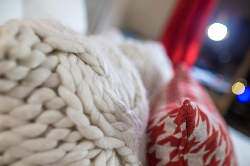 Grandes Rousses Hotel & Spa ラルプ・デュエ エクステリア 写真 A close-up of a knitted throw